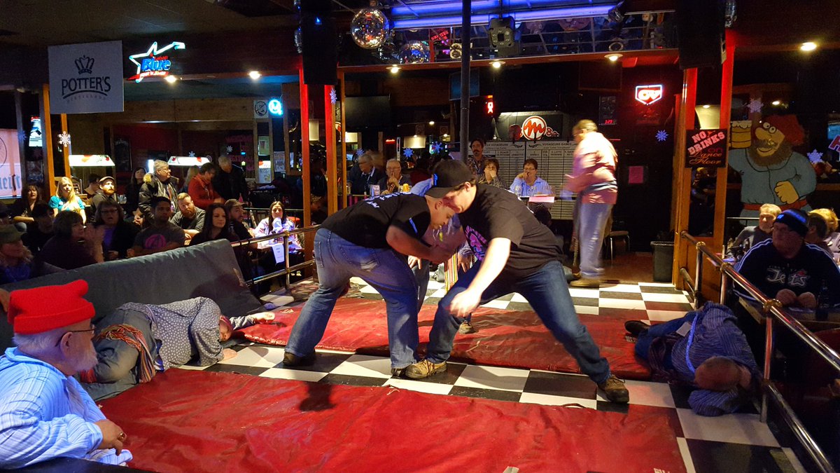 ErikFjeldsted's tweet photo. Voyageur wrestling starts the second half off at the Marion Hotel. Me and Bidi here
@NolanKowal here too
#ccfdv https://t.co/29bKUL28id