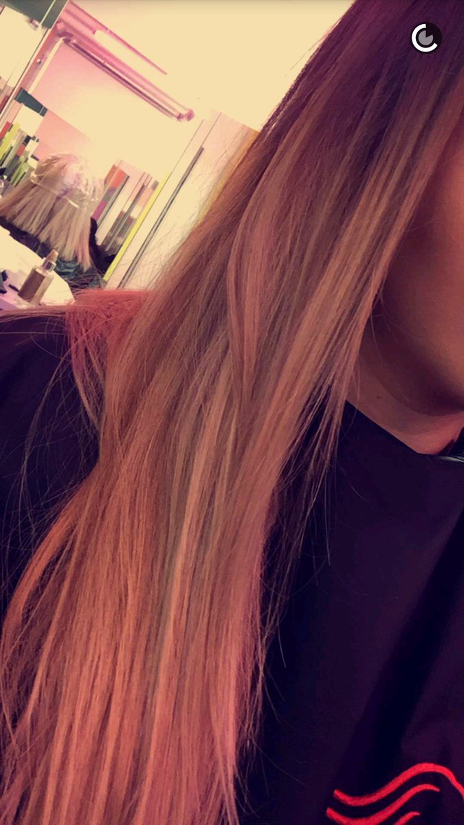 WorldNotes1D's tweet photo. Fizzy se ha teñido el cabello de guero segun su snapchat #VoteDirectonersUK #KCA https://t.co/lNLIANdEaX