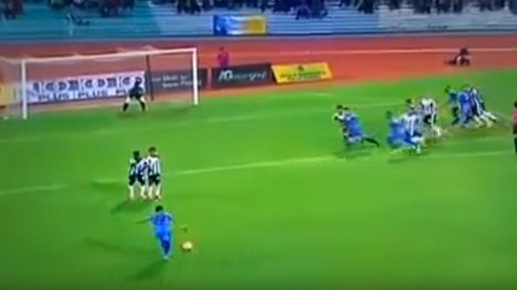 ActualidadRT's tweet photo. ¿Ni Roberto Carlos?: Golazo de tiro libre convulsiona la Red [VIDEO] https://t.co/aKe83tDqFv https://t.co/7Dl6YKM762