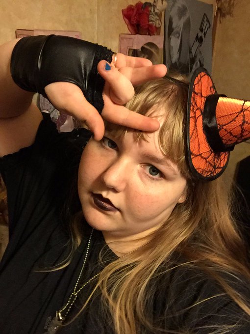 lil witch lil witch XD https://t.co/ZoEAZ7kGxg