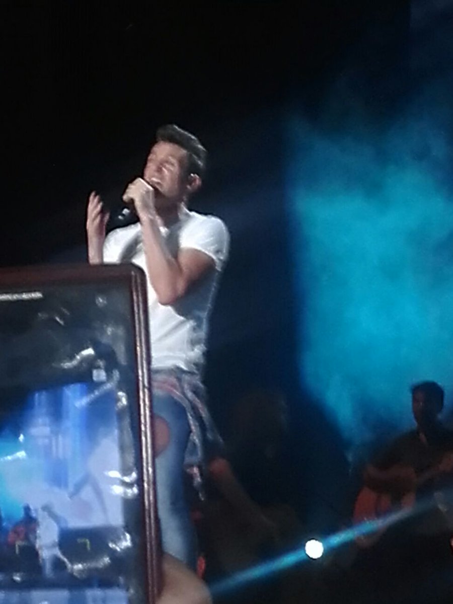xarolinachaile's tweet photo. @AxelOficial amor gracias x todo lo que transmitis en tus canciones  te amo ♥ #AxelEnMerlo 14-2-16 @fcsoloellas https://t.co/8lOCUfgANo
