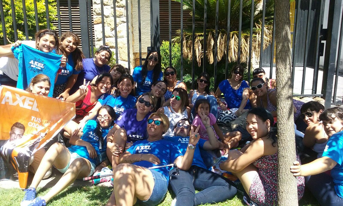 xarolinachaile's tweet photo. @AxelOficial amor gracias x todo lo que transmitis en tus canciones  te amo ♥ #AxelEnMerlo 14-2-16 @fcsoloellas https://t.co/8lOCUfgANo