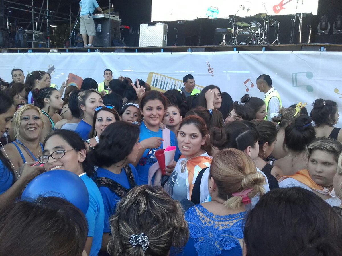 xarolinachaile's tweet photo. @AxelOficial amor gracias x todo lo que transmitis en tus canciones  te amo ♥ #AxelEnMerlo 14-2-16 @fcsoloellas https://t.co/8lOCUfgANo