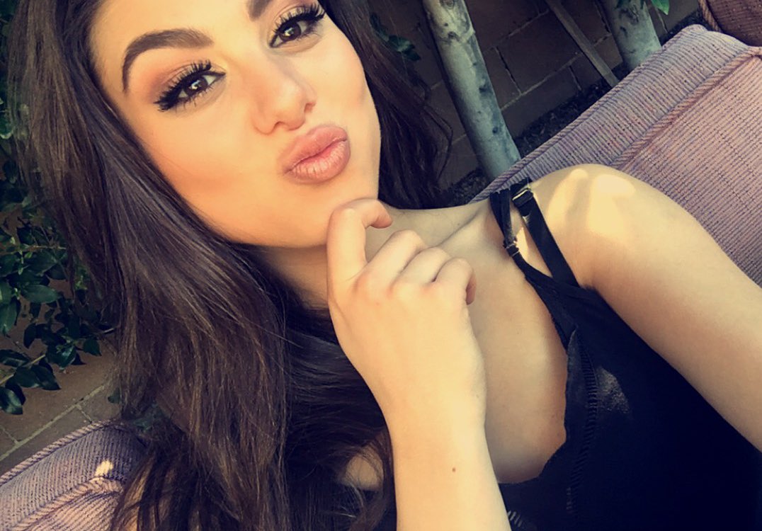 Kira Kosarin On Twitter Sending A Kiss 2 Everyone Voting For Kca 😘 Vote At