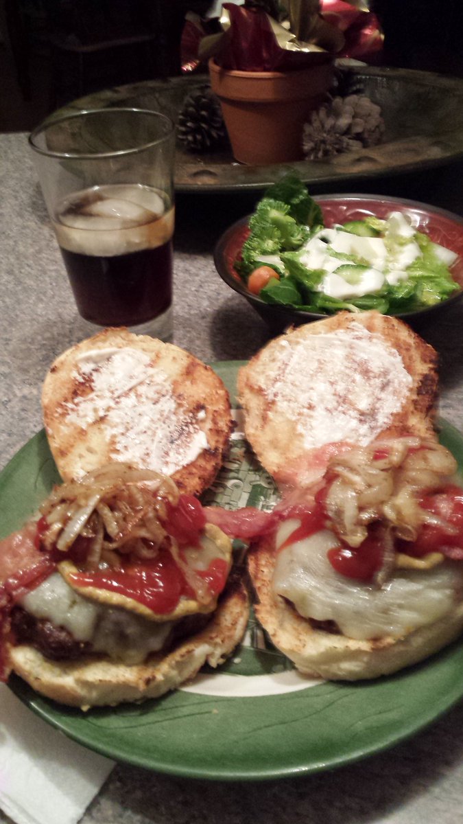 COACH_RAM's tweet photo. Pregame meal...glad I'm not playing. #RAMburgers #GODRAGONS https://t.co/z4vubPdDIy