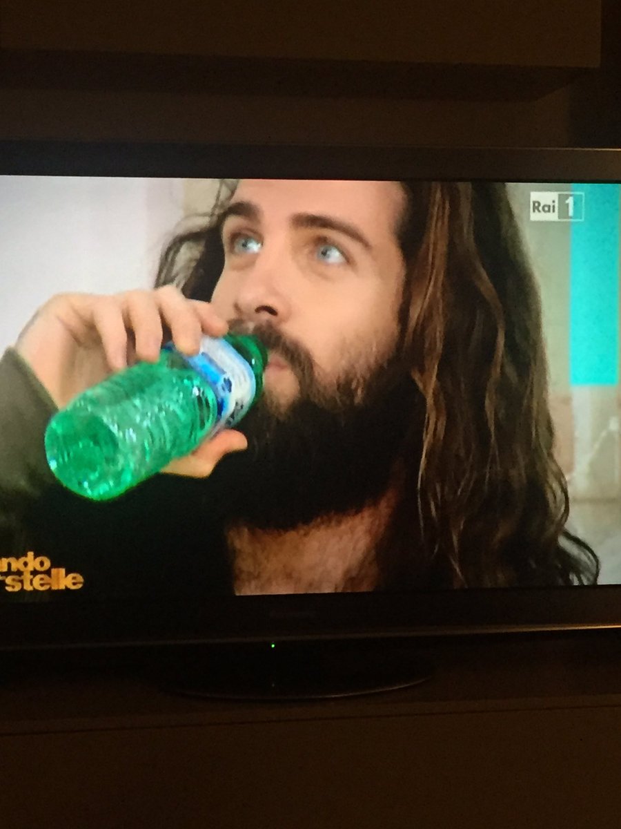 ElenaLovera's tweet photo. Gesù, come trasformi pani in pesci, trasformami nella #bottiglietta d'acqua di #lucasguazzini  #BallandoConLeStelle https://t.co/kz2TGZryc4
