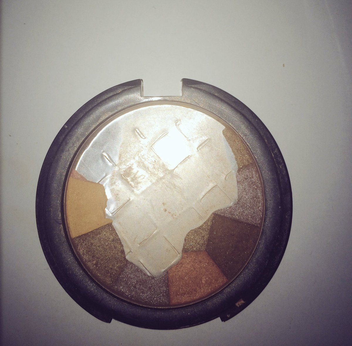 beautyhype's tweet photo. @beautyhype this is the love I hold for mine (definitely hit pan) https://t.co/lBCKuhFCw9