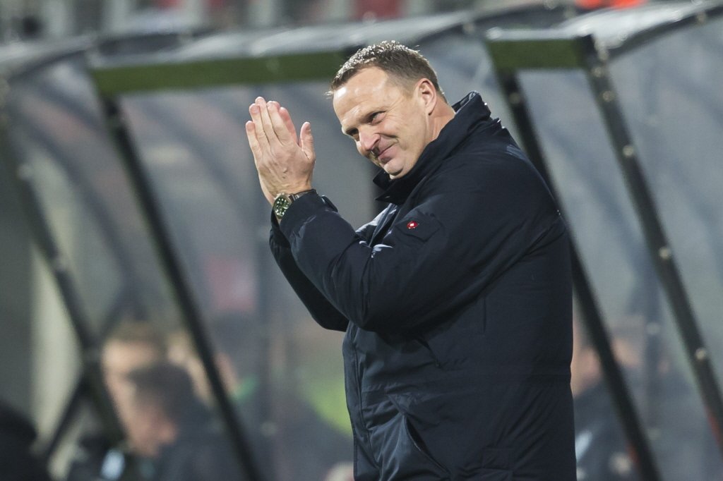 telesport's tweet photo. Van den Brom: 'Het wordt mooier en mooier' https://t.co/oNr2w0mtvc #AZfcg https://t.co/N4LUceS6MR