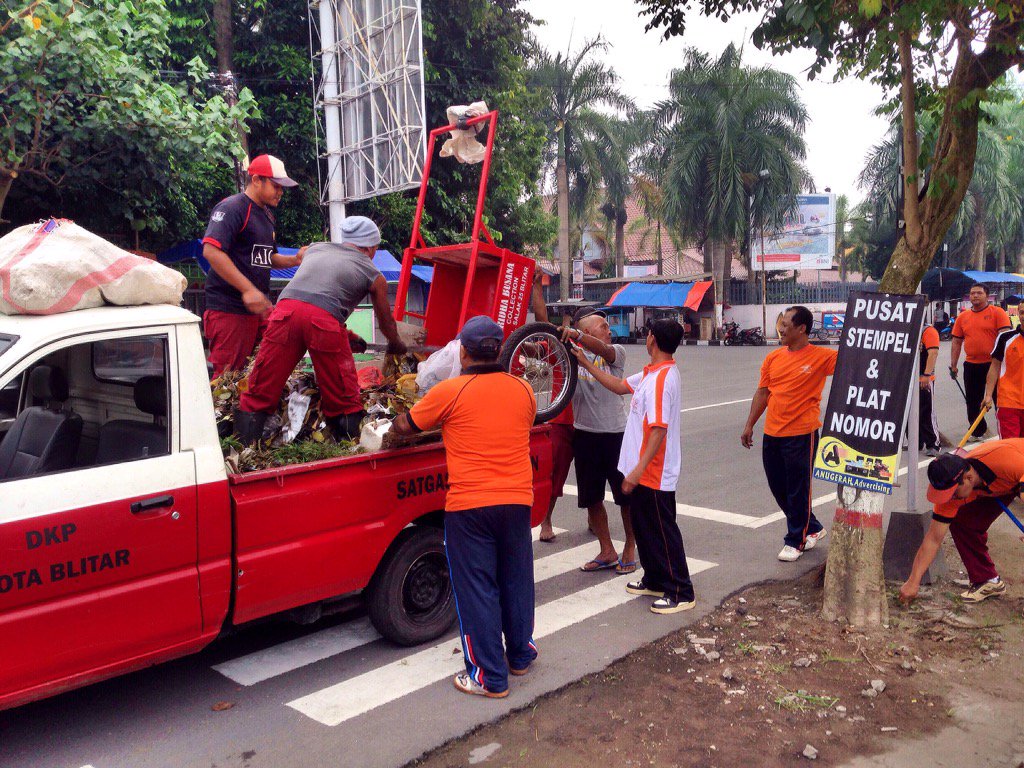 ajiaminor's tweet photo. @PosIndonesia KP Blitar beraksi, bersih2 sepanjang jl. Mastrip #PosIndonesiaBergerak #Reg7 https://t.co/VI3ESp9n9D