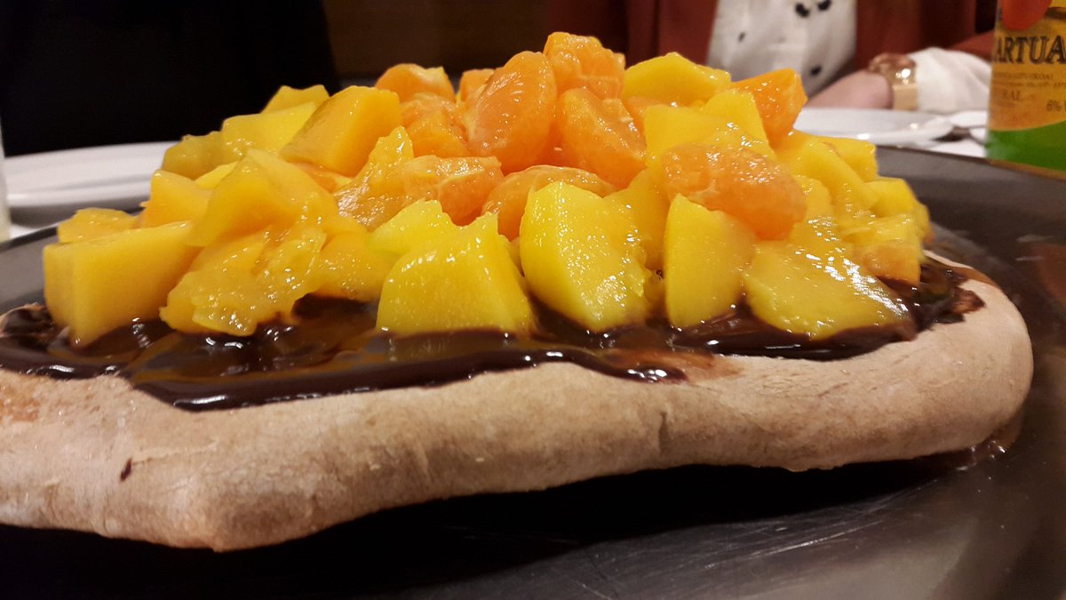 HelenLatole's tweet photo. Y de postre pizza de frutas!!#estecocineromola https://t.co/hnLOtPnxfh