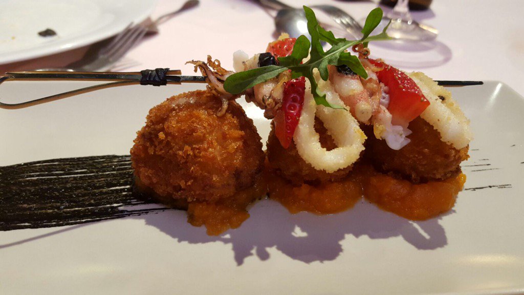 rafaletroser's tweet photo. Pinxo de xipirones a la tinta con croquetes de formatge ideazabal  i anxoves de l'escala https://t.co/tpUcxSAykO