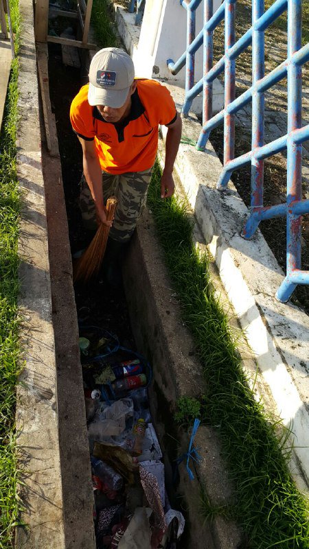 PosIndonesia's tweet photo. Tidak ketinggalan pula membersihkan sampah-sampah yang menumpuk #PosIndonesiaBergerak #reg11 https://t.co/06ZBD9ppB4