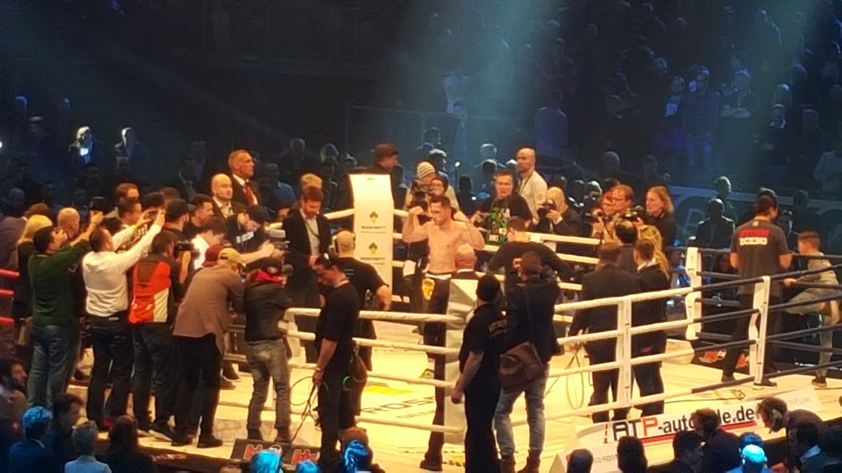 AlexLisalex14's tweet photo. 5x world champion 💪 🏆  #felixsturm #sturmboxing #worldchampion https://t.co/I40tcswzvy