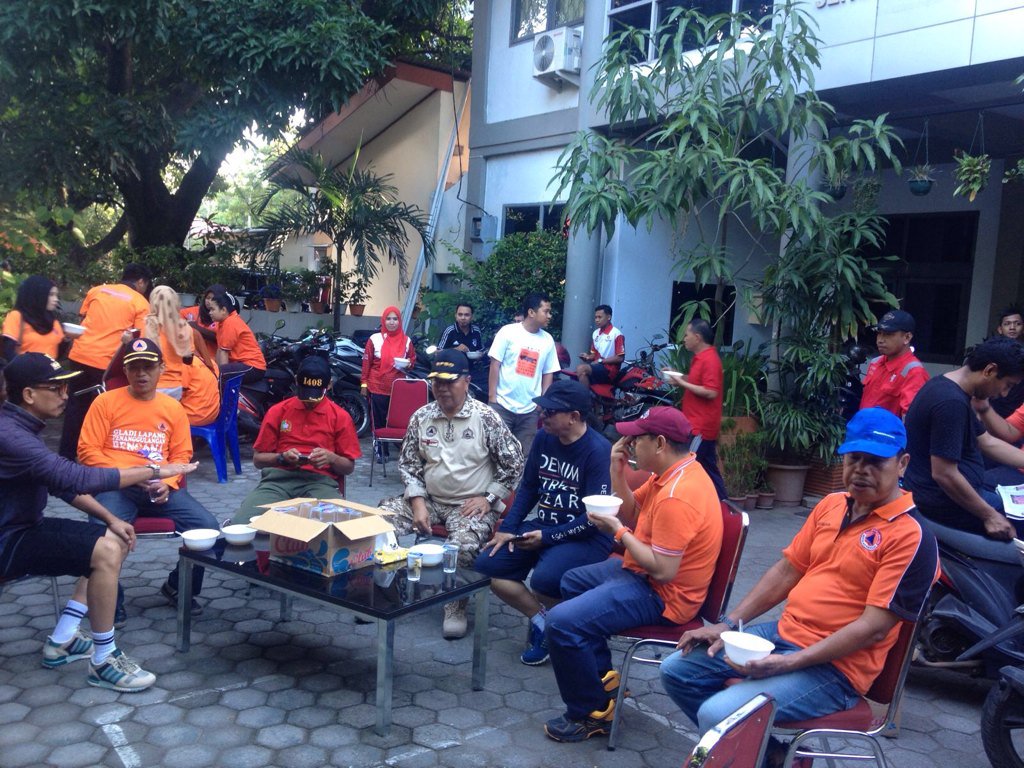 Rehat setelah Kerja Bakti Massal dilingkungan Dinsos Kota Makassar @BersihMakassar @humasmakassar @DiskominfoMks