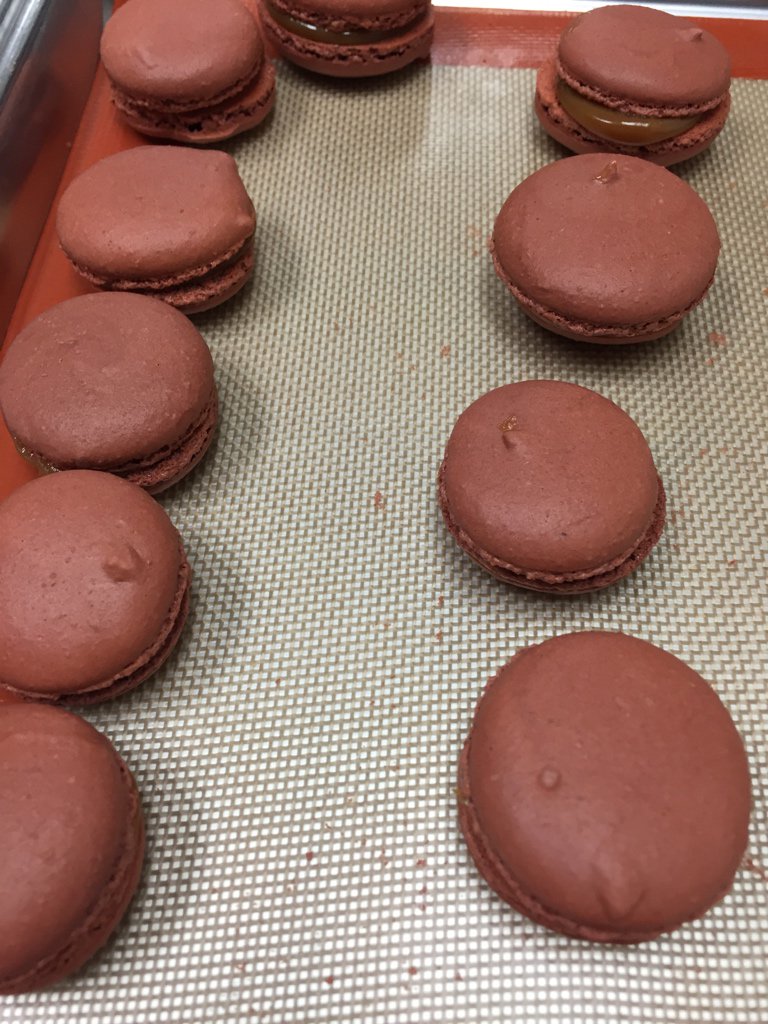 vanfoodster's tweet image. Filling the dulce de Leche macarons @BonMacaronVic #justfilled #macaronclass