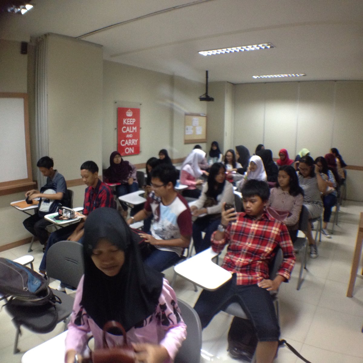 It's an amazing Sunday peeps, we've got some students from <a href="/eASYsmansa/">eASY SMANSA Bogor</a> in the house!! #toeflprep #onlyatilpbogor