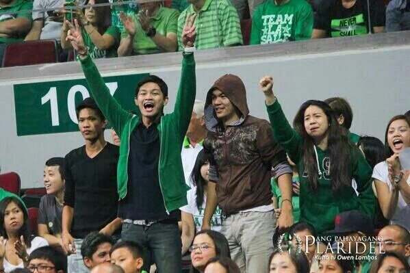 team_mr3's tweet photo. This is how HE supported HER 😂😂😂 https://t.co/h4haqP1E8L