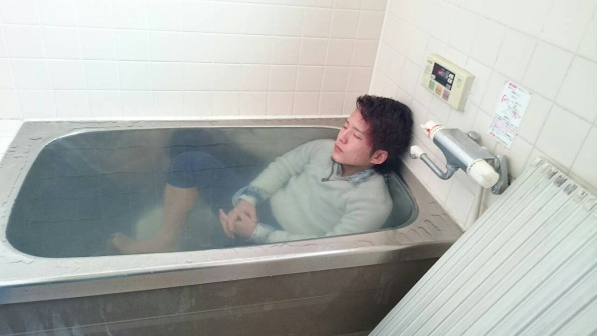 松岡 疾人 Twitter પર 今朝 兄がべろべろで仕事から帰って来て 服を着たままお風呂に浸かっていました ズボンからはひたひたの千円札数枚と 水没した携帯が出てきました その後 パンツ以外の衣類を脱ぎ べたべたのパンツ姿でベッドイン 今日もお疲れ様です