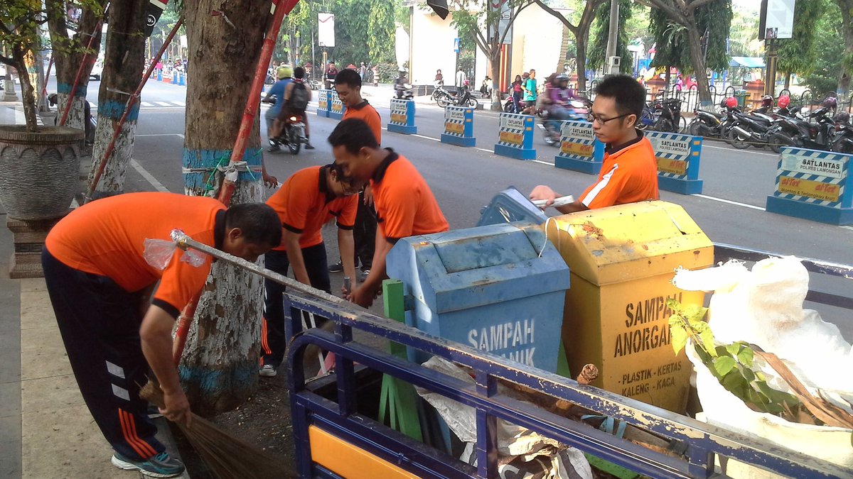 Andalusiaa92's tweet photo. @PosIndonesia #PosIndonesiaBergerak #Reg7 KP Lamongan Peduli Sampah lokasi sekitar alun-alun Lamongan https://t.co/vwlEOds13U