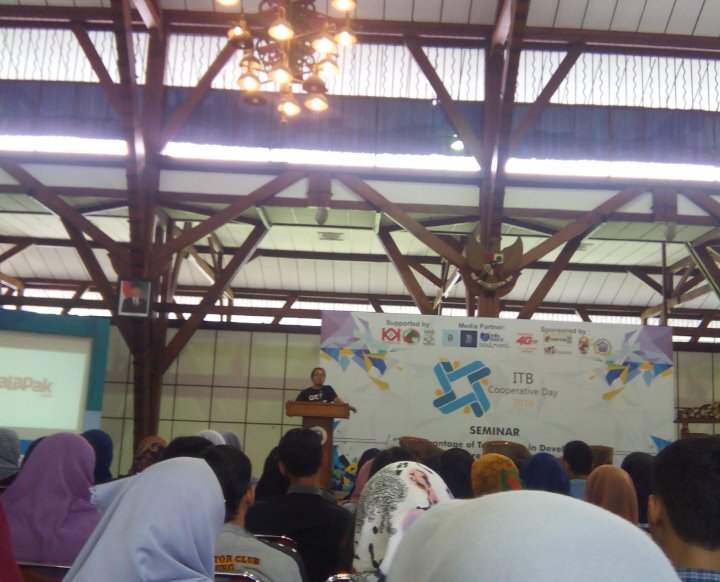 Achmad Zaky, CEO Bukalapak, menyampaikan materi seputar pentingnya "entrepreneurship".