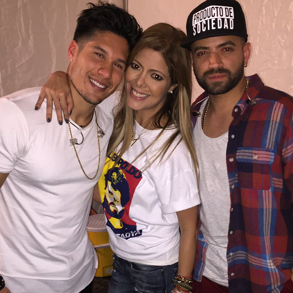 RebekkaMoreno's tweet photo. Valientes @ChinoyNacho gracias por ser la voz de millones!@TodosxLibertad #GritoPorLaLibertad https://t.co/DjIxHSyhsa
