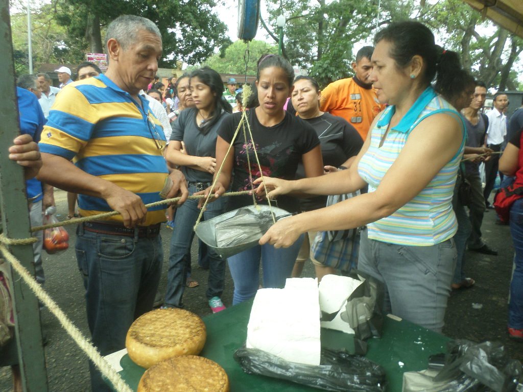 FundacomunalB's tweet photo. Solo el Pueblo salva al Pueblo #MercadoComunal a cielo abierto fue todo un éxito en la ciudad marquesa @MPComunas https://t.co/d67aWlJTJA