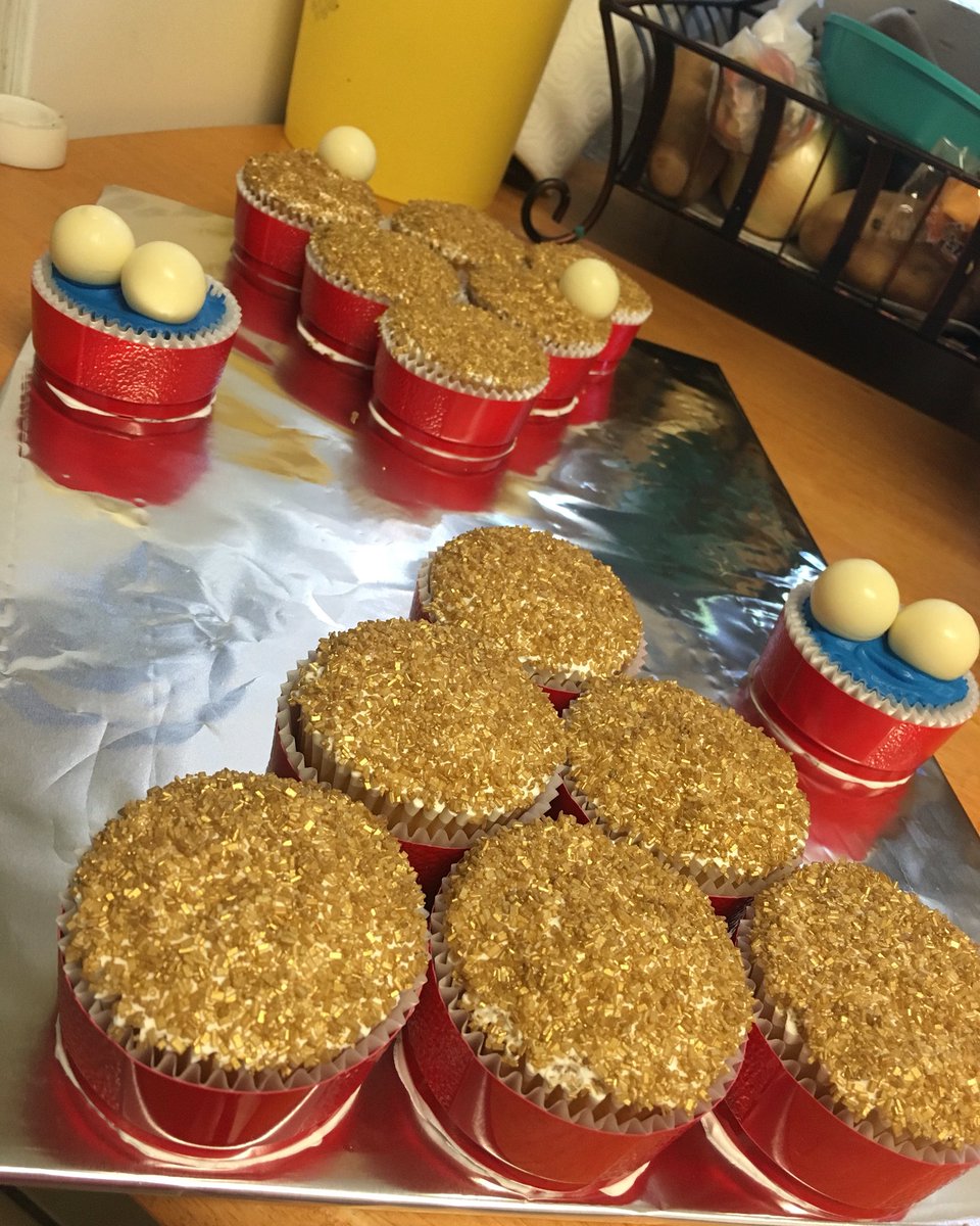 jvaldeeezzy's tweet photo. Orders for this weekend. #cupcakes #beerPong #Ovo #OvoOwl #OctobersVeryOwn #cake #fondant #minnieMouse https://t.co/1MPOXcAMp2