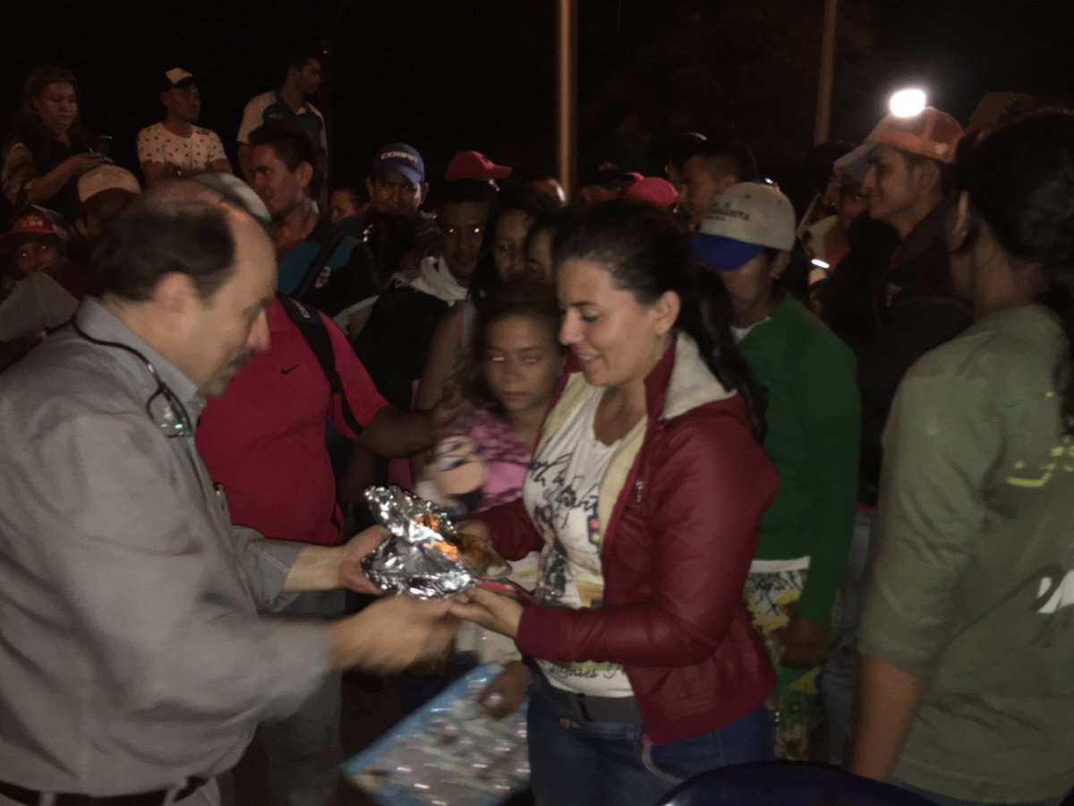 GobArauca's tweet photo. Gobernador recibe en Arauca a los colombianos deportados de Venezuela. #HumanizandoElDesarrollo https://t.co/Ed6ifS8WMa