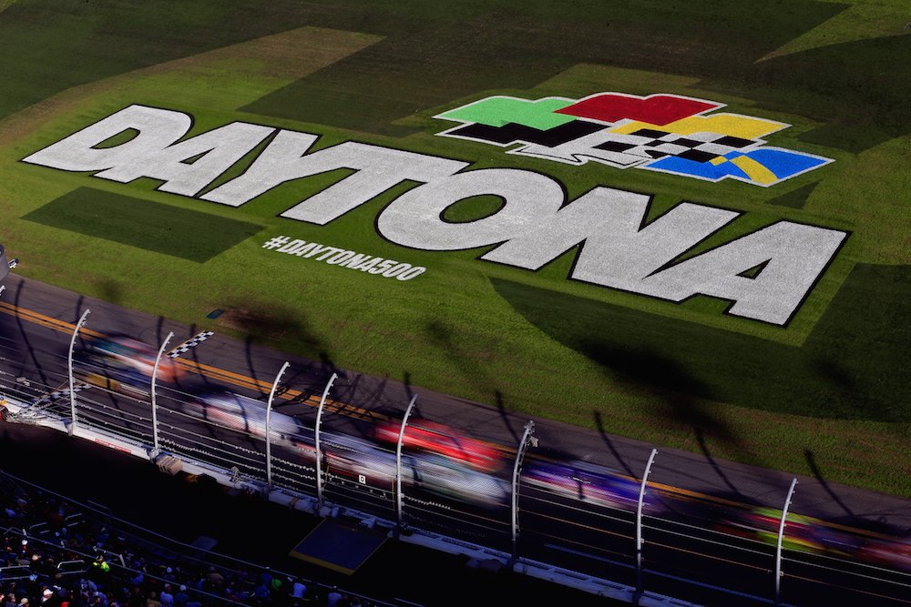 JeffGordonWeb's tweet image. Retweet if you're tuned in to @NASCARonFOX. Who will be @NASCAR's 2016 #Daytona500 Champion? #DaytonaDay #TeamJG