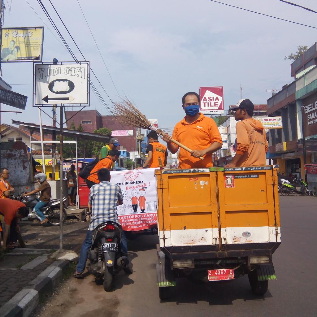 deduaer's tweet photo. Srikandi kp garut turut berbagi, turut peduli..bersama #posindonesiaBergerak #reg5 https://t.co/qA41YmfEp3