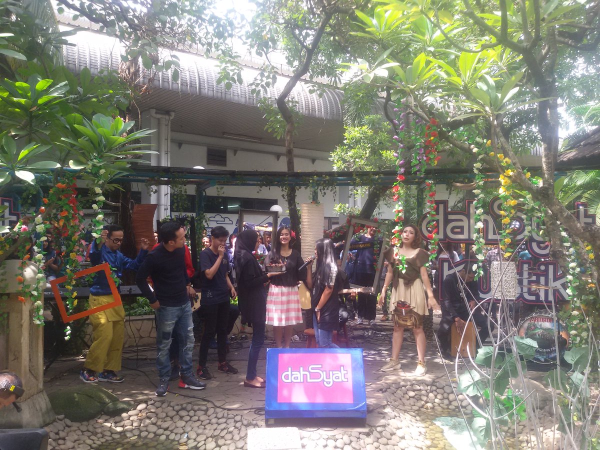 dahSyatMusik's tweet photo. Happy birthday @Hanindhiya_tys 🎉🎉 #dahSyatMingguLucu https://t.co/5xgKcCYPX5