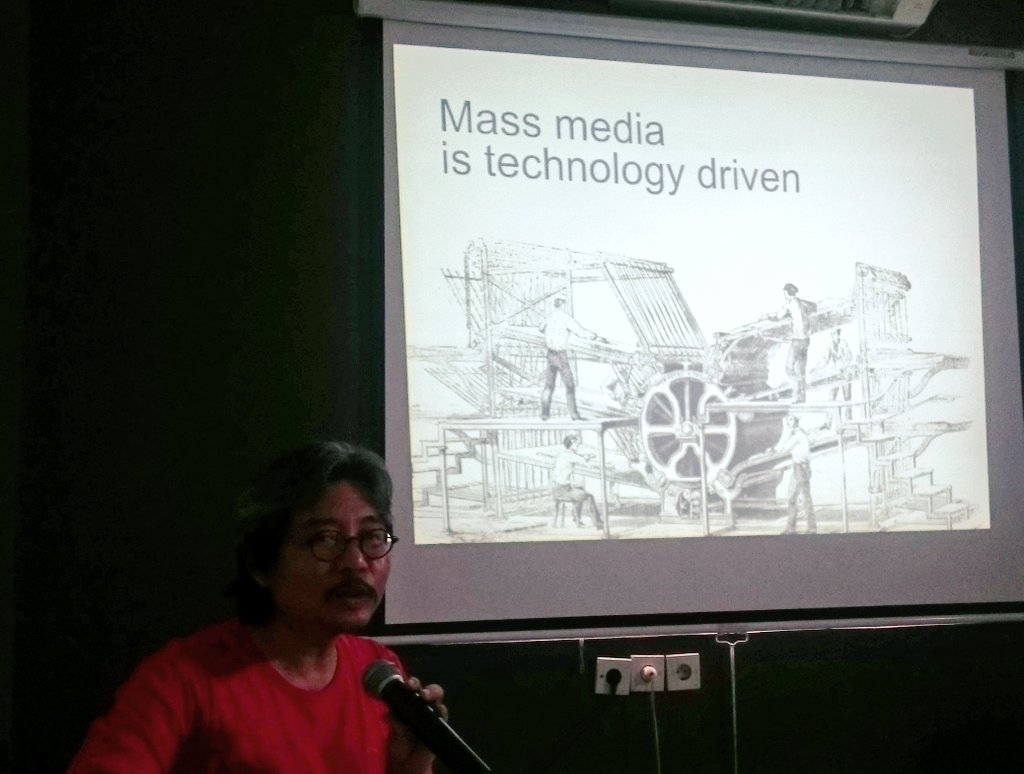 Mendengarkan cerita Mas <a href="/dalipin68/">Yusuf Arifin</a> ttg proses perjalanan media digital di Eropa, Amerika dan Indonesia. Menarik!