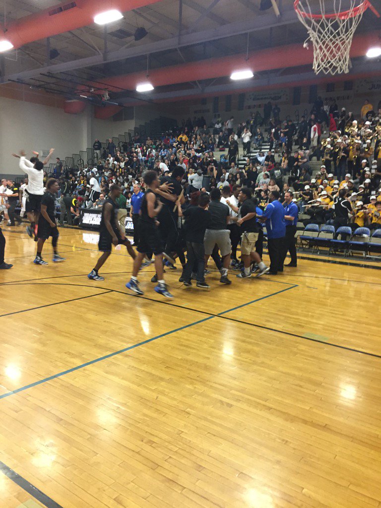 raybrewer21's tweet photo. DP fights off Clark for the D-1A Southern title. Many of these kids have lost some tough games. Today different https://t.co/6oPiJhuYlA