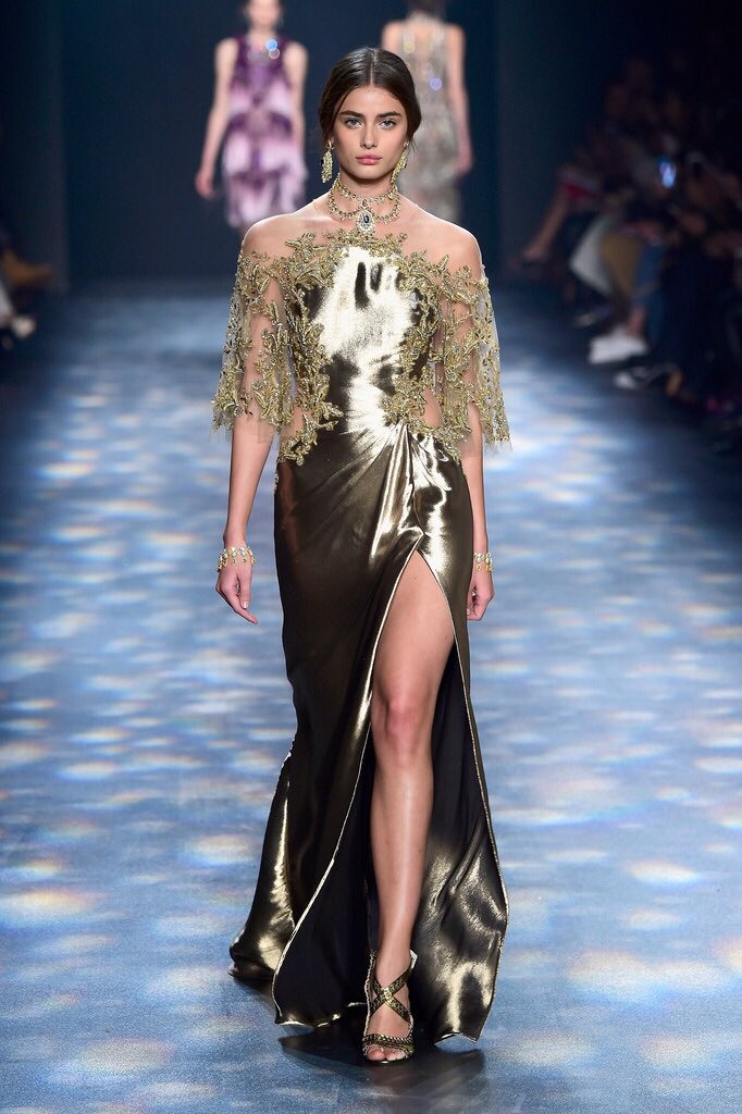 modeIesques's tweet photo. Taylor Hill at Marchesa Fall 2016, New York Fashion Week https://t.co/cHk8H7reUU