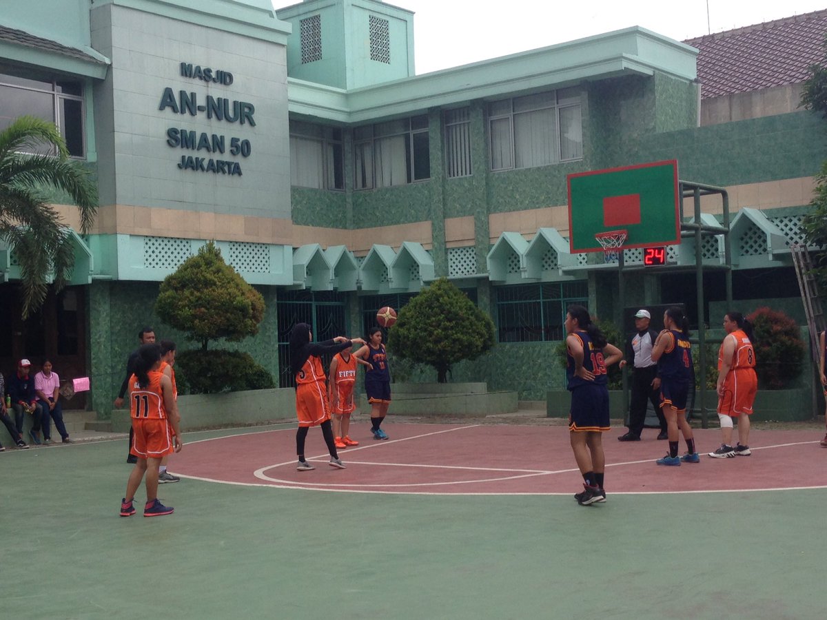 pertandingan basket putri SMA 50 vs SMA 44. semangatt 50!!🔝