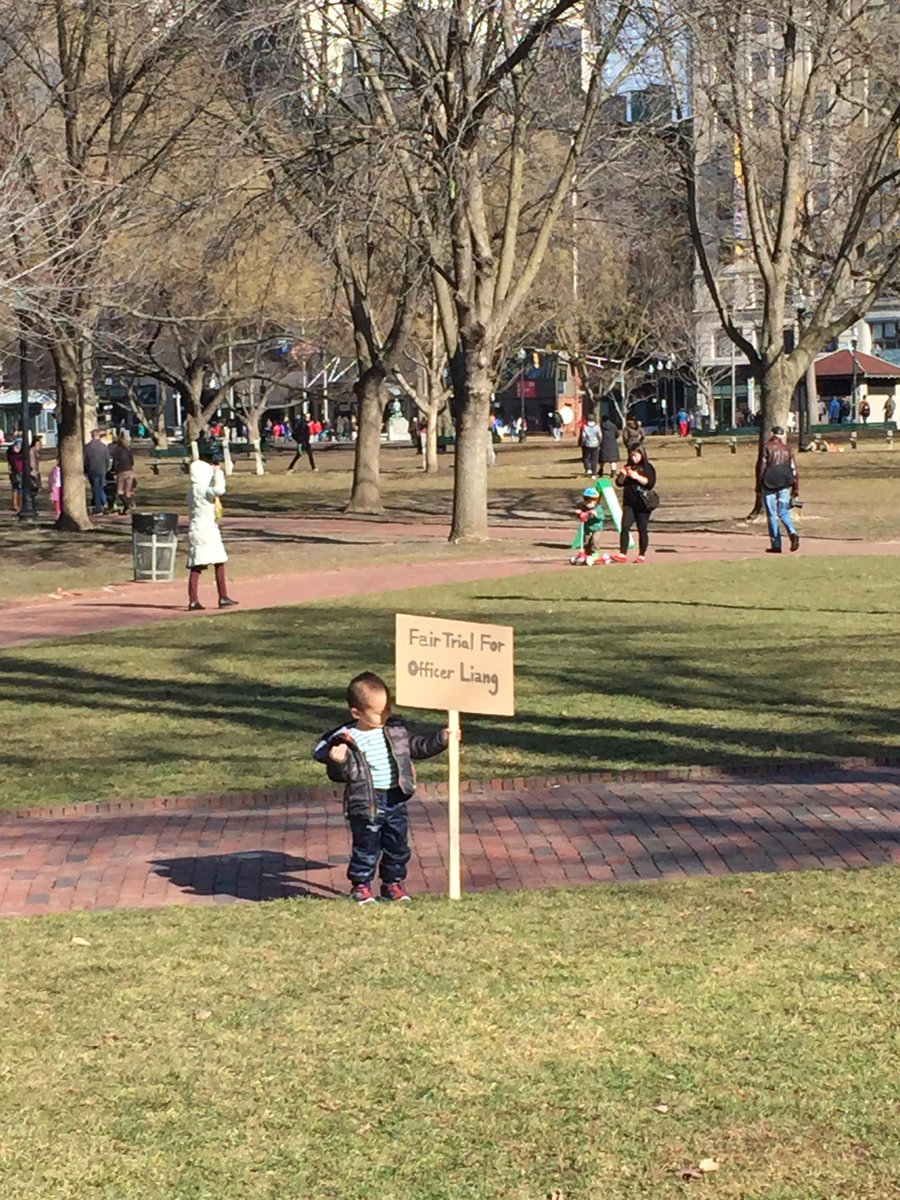amyshironglu's tweet photo. Boston Common this afternoon: Thousands rallied today to ask for fair trial of ex-cop Peter Liang. #Justice4Liang https://t.co/ThMulU8em9