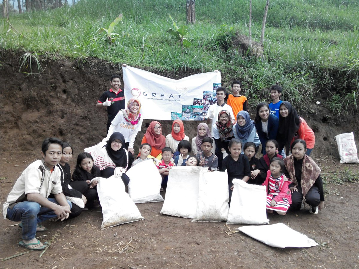 greatofbandung's tweet photo. #BebersihKampung Batuloceng, Lembang. Ini aksi kami untuk #BebasSampah2020 @BebasSampahID @great_ngo #relawan #great https://t.co/WVZDJWwhp7