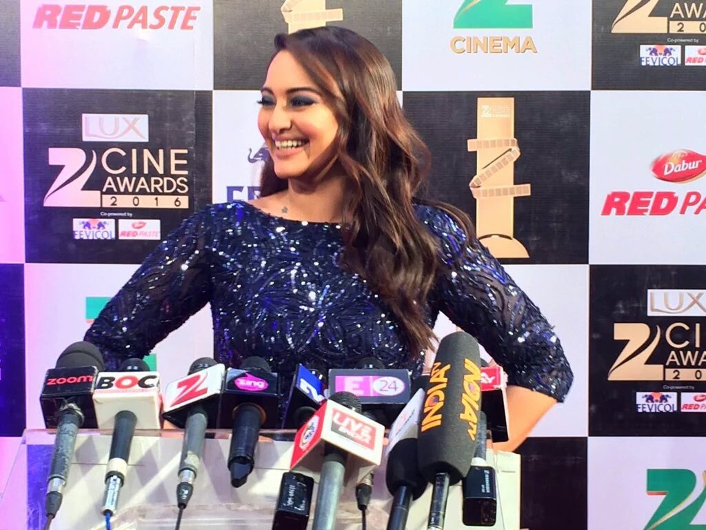 celebsfworlds's tweet photo. @sonakshisinha zee cine awards #Bollywood #BollywoodVines #bollyknickers #Indians #IndieArtistForum #SonakshiSinha https://t.co/RfqiF7s2Rw