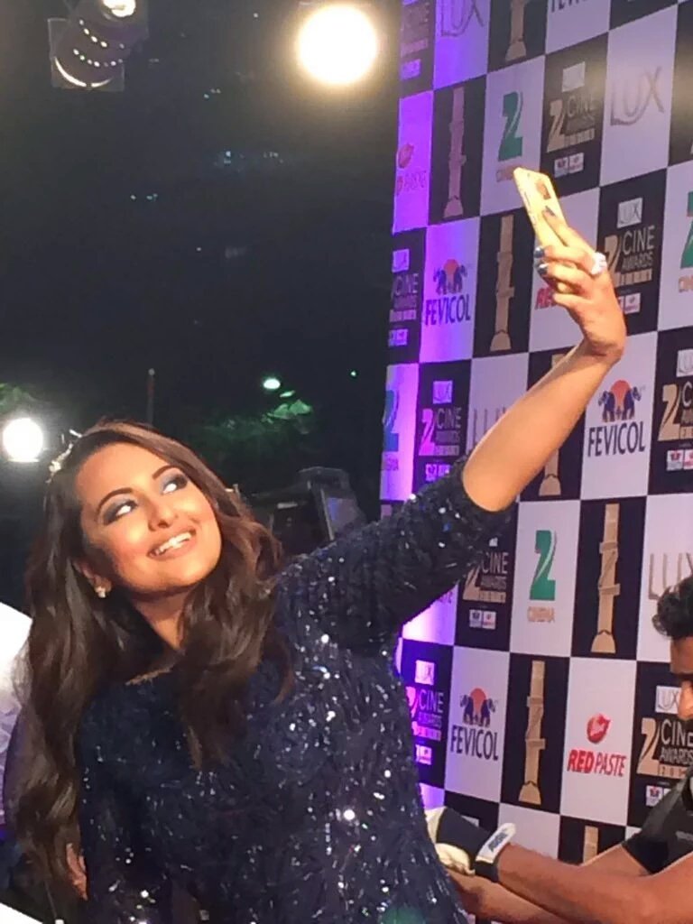 celebsfworlds's tweet photo. @sonakshisinha zee cine awards #Bollywood #BollywoodVines #bollyknickers #Indians #IndieArtistForum #SonakshiSinha https://t.co/RfqiF7s2Rw