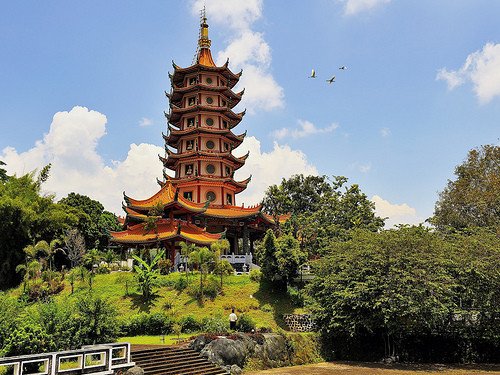 GNFI's tweet photo. Banyak yg mengira, pagoda ini ada di China/Jepang/ Korea. Tapi yg ini adl Pagoda Watugong di Semarang. https://t.co/ELy08jY0tW