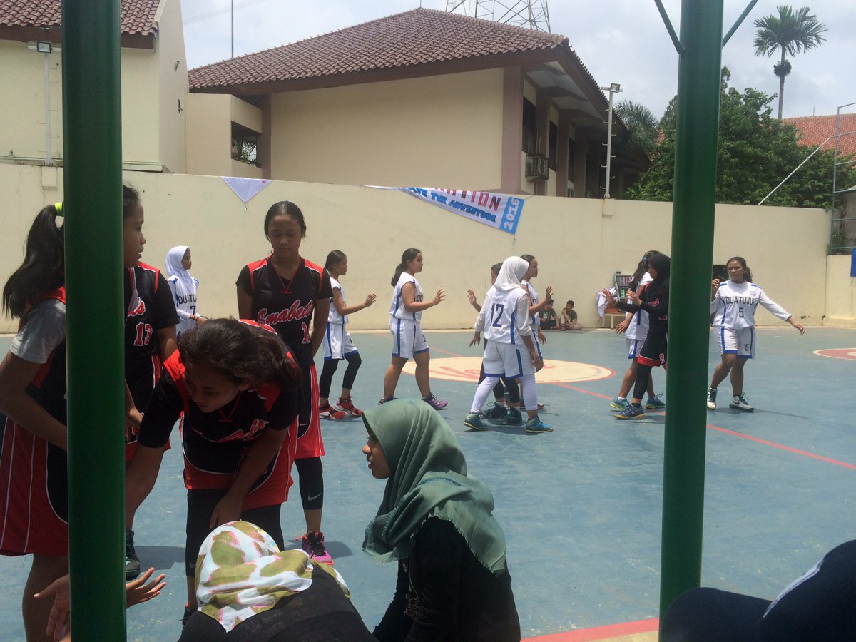 sixtonation2016's tweet photo. Pertandingan basket putri antara SMPN 27 vs SMPN 115 dimenangkan oleh SMPN 115 dengan skor 30 - 17 https://t.co/bbKAZhXuLJ
