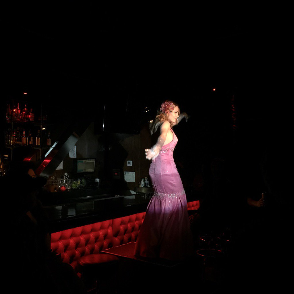 The beautiful <a href="/PearlLux/">Pearl Lux</a> killing at <a href="/HarvellesLB/">Harvelles Long Beach</a> #fringe <a href="/BobbieBurlesque/">Bobbie Burlesque</a>