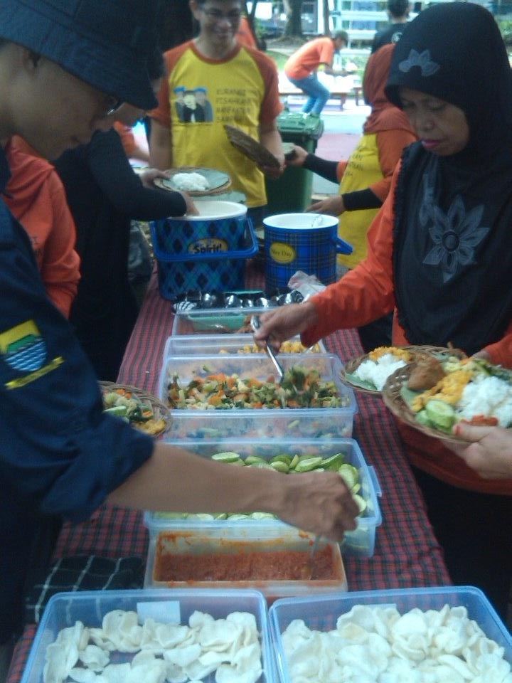 Makanan yg disajikan dlm kegiatan #HariPeduliSampah di #KawasanBebasSampah RW 09 Sukaluyu ini #ZeroWaste