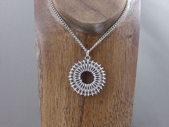 Pharewings_'s tweet photo. Star Burst Chainmail Necklace https://t.co/8deYVtJUiH #EtsyGifts #etsyretwt #Etsyhandmade #TEMPTTeam #Etsy https://t.co/Vdl5Sgirxr