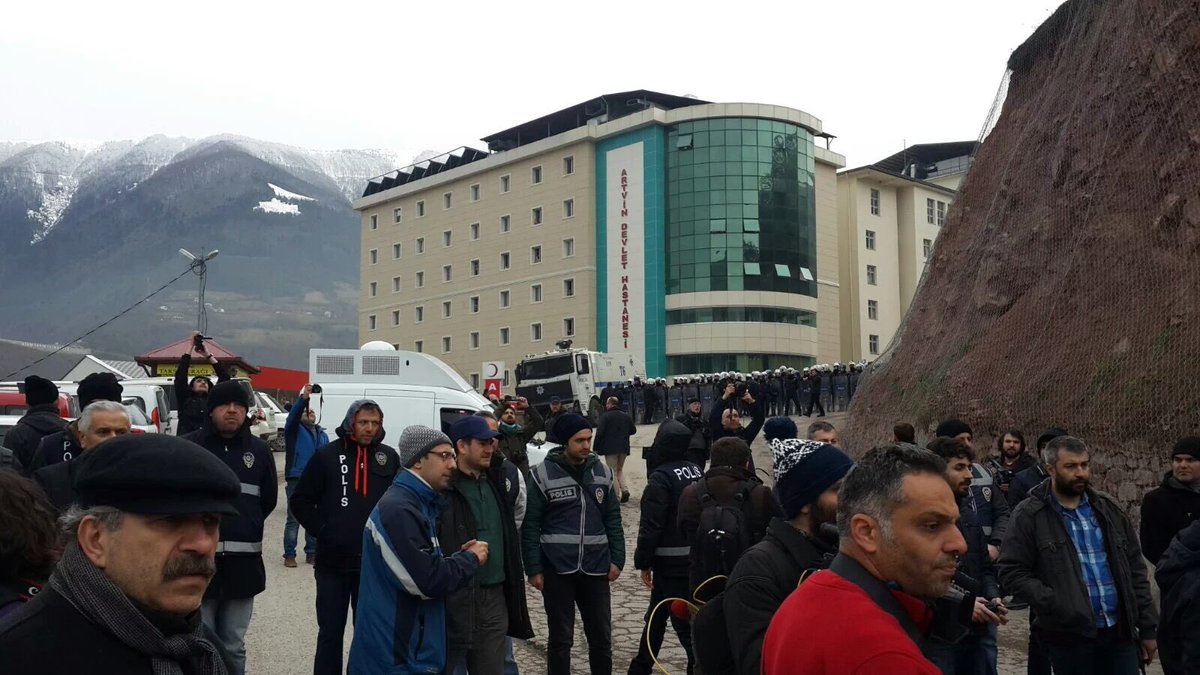 karadenizisyan's tweet photo. 12.20- #Cerattepe'ye yürüyen #Artvin halkının polisler tarafından kesildi. #CengizDefolArtvinBizim https://t.co/66GdpRPtT2