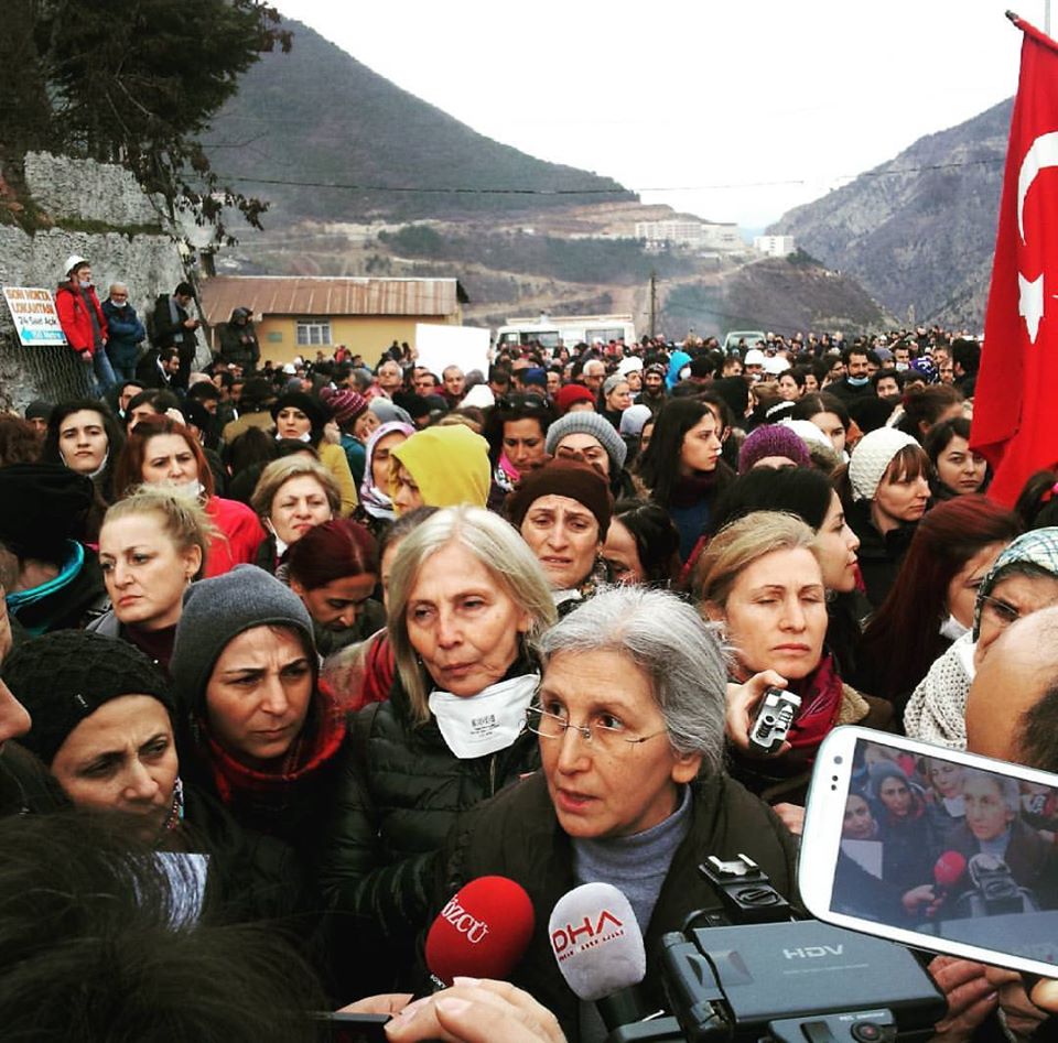 Emir kuluyuz diyen polise kadınların cevabı: Emir yaradandan gelirse kul olunur, Cengiz'den gelince değil! #Artvin