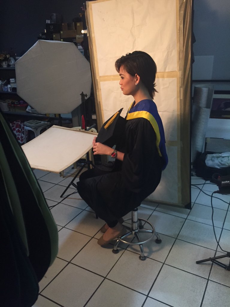 jesslabares's tweet photo. Behind the scenes #graduationpicture https://t.co/72zPVzSOo2