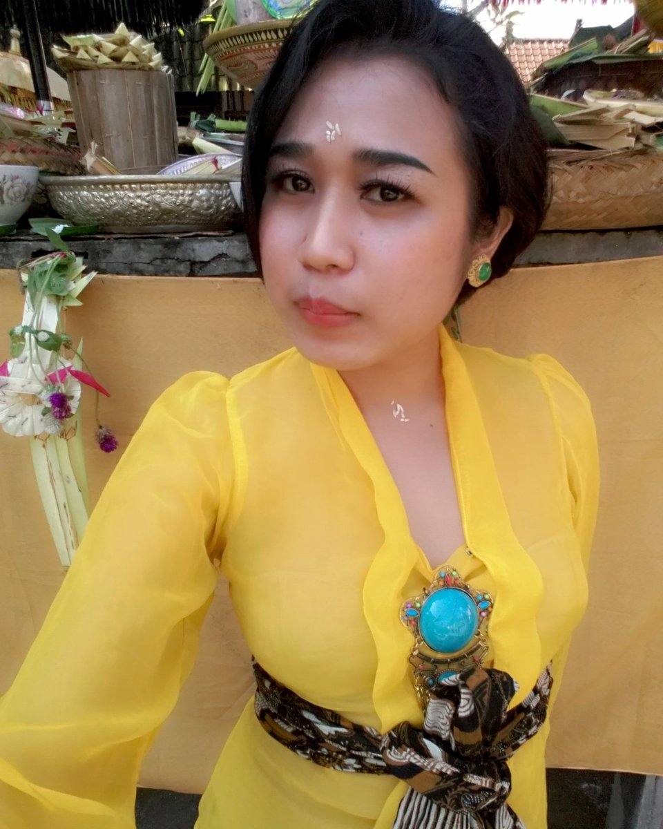 uchumooi's tweet photo. Edisi kuningan 😇🙏 #uchumooi https://t.co/QEhr3Jvx3y