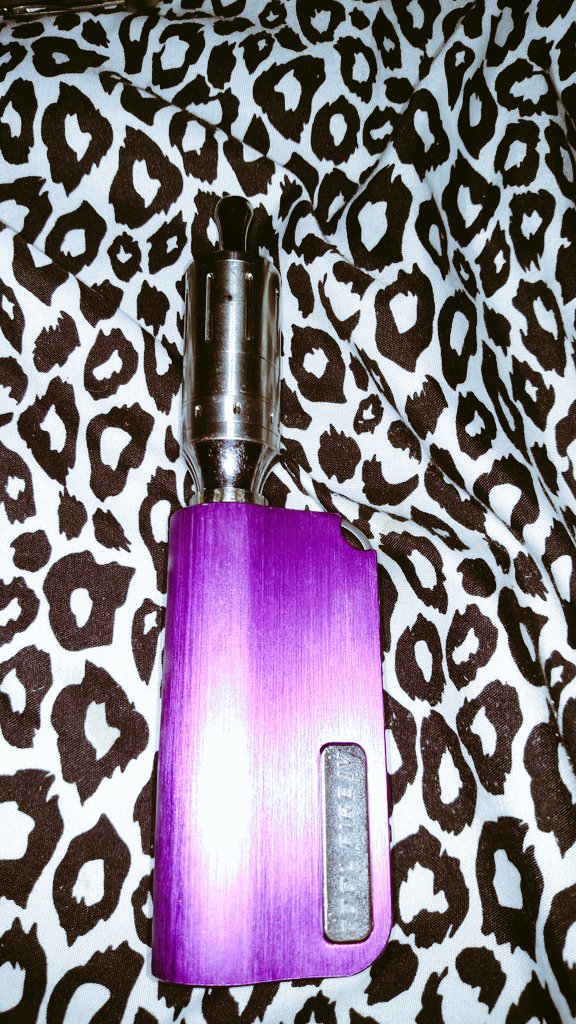 alael_faro's tweet photo. #boxmod #vaping #vapelife #VapeOn #itazte #kanger @AuthorityEvape my box mod Cool Fire IV W a Kanger steel aerotank https://t.co/0jPEcs0hHs