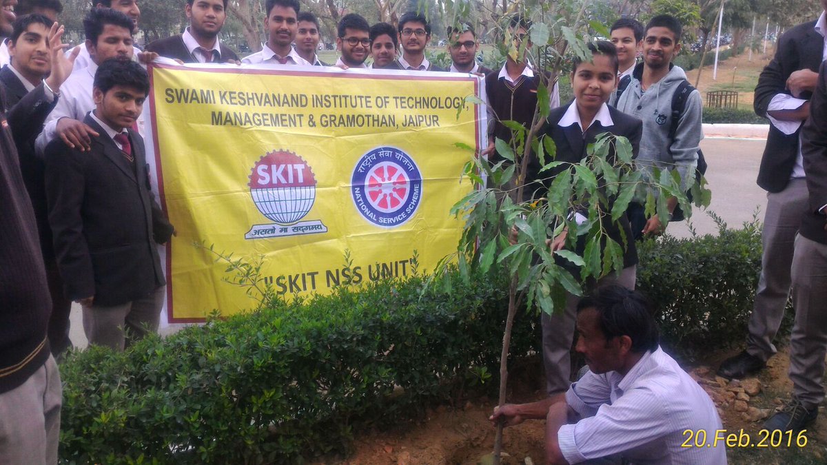 KaranBari2's tweet photo. Saplings of innovation &amp;  celebrations ~~
#EWeek2016 #entrepreneur @topazskit @nenindia @WadhwaniF @maneeshakaushik https://t.co/4LmgWxgDvm